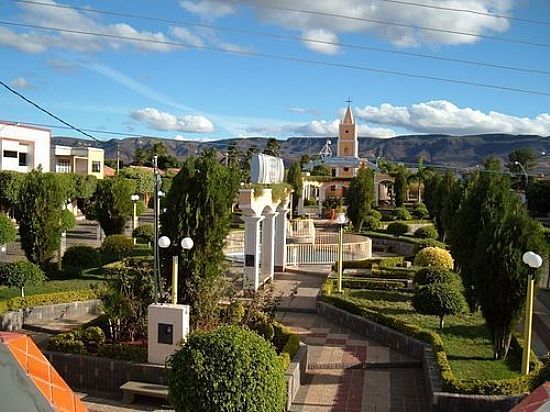 Igreja Matriz e Praça de Candiba